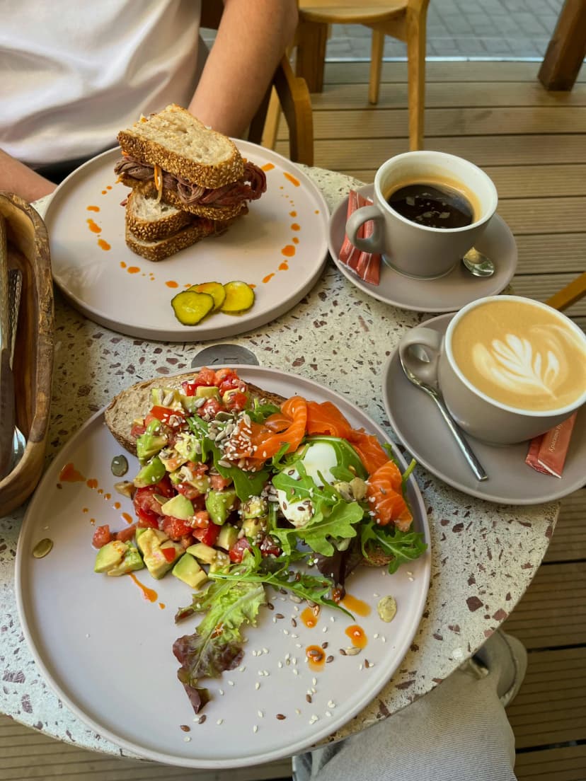 Avocado toast et café